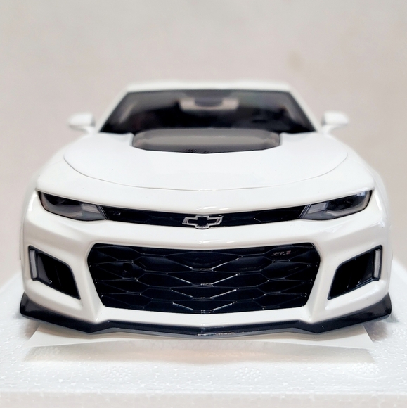 AUTOart Chevrolet Camaro ZL1 Summit White 1/18 Composite Diecast Model Car 71206 - Picture 4 of 16